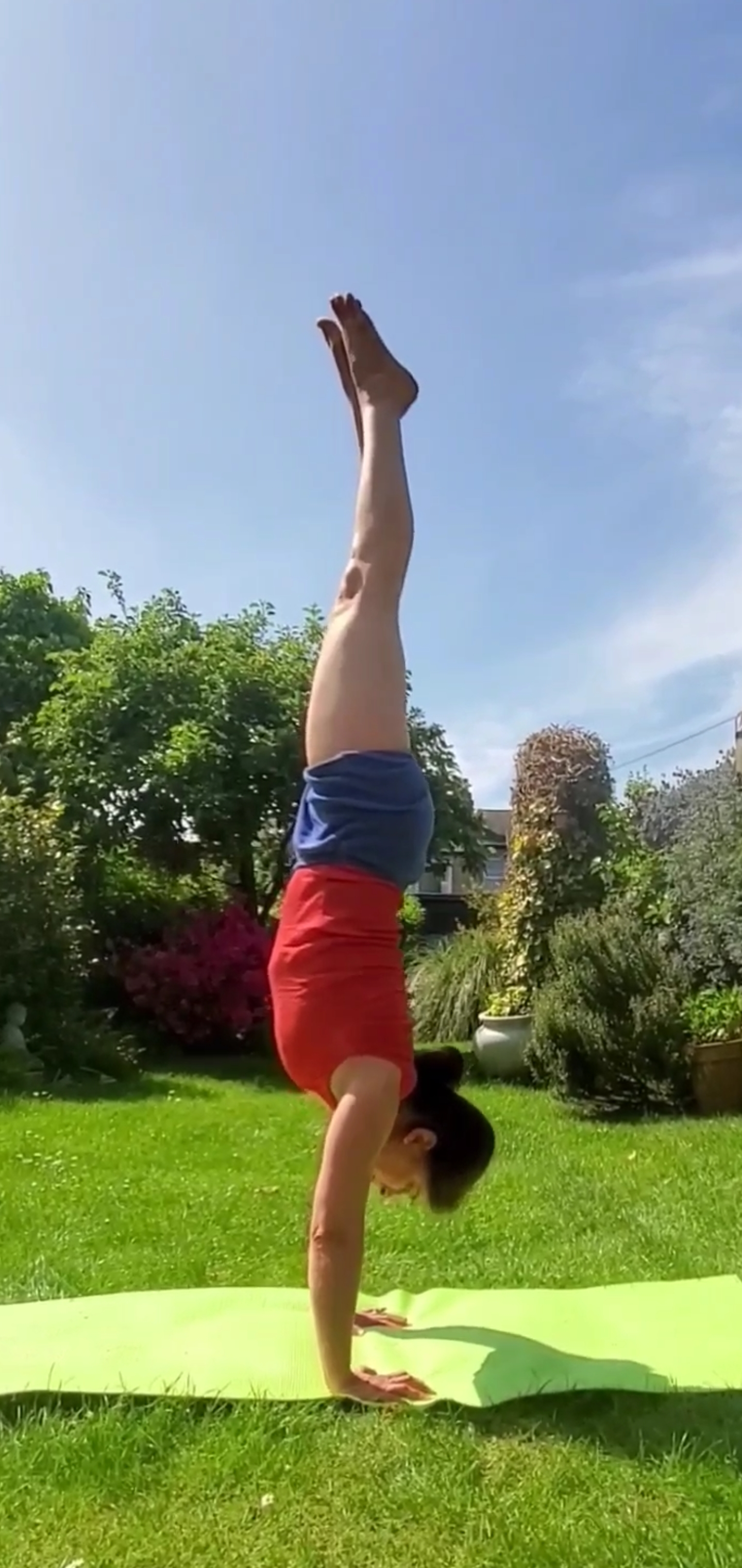 #adhomukavrksasana #handstand #handbalance #ubbayapadangustasana #krounsasana #urdhvaprasaritaekapadasana #graziafarina #astavakrasana #Purvottanasana #robbiesilva #iyengayogacenter #upavistakonasana #alfrescoyoga #praia #robbieyiyengaryoga #yogablocks #yogaprops #yogachair #indianyogabolster #yogablanket #yogainforesthill #gryoga #iyengaryoga #staysafe #covid-19 #coronavirus #robertoyoga #graziayoga #restorativeyoga #yogaonline #livestreamyoga #yogalondon