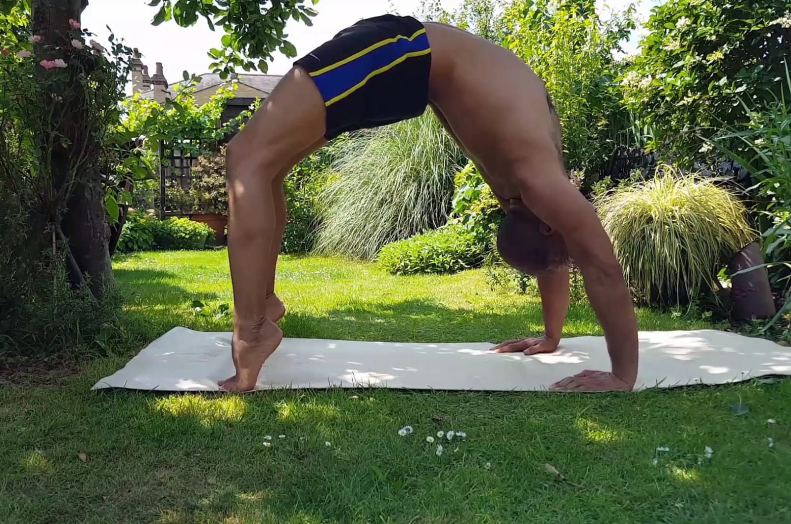 #urdhvadhanurasana #alfrescoyoga #praia #robbieyiyengaryoga #yogablocks #yogaprops #yogachair #indianyogabolster #yogablanket #yogainforesthill #gryoga #iyengaryoga #staysafe #covid-19 #coronavirus #robertoyoga #graziayoga #restorativeyoga #yogaonline #livestreamyoga #yogalondon
