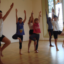 #yogaforkids #yogaforchildren #yoga4kids #yogainforesthill #iyengaryoga #onlineyoga #iyengaryoga #robbieyoga #graziayoga